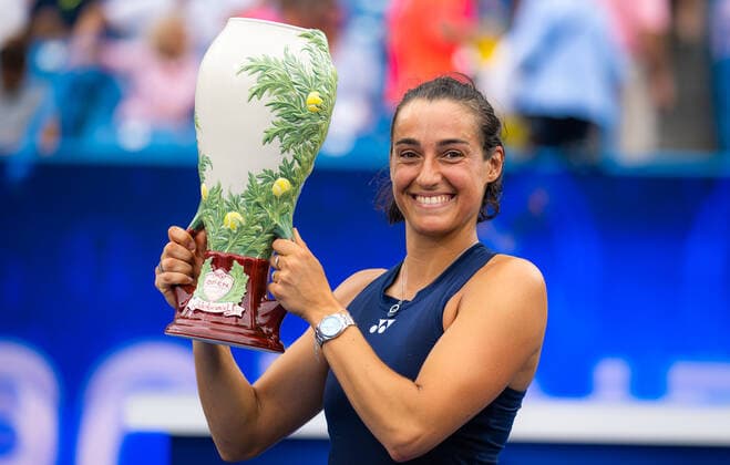 August 21, 2022, CINCINNATI, UNITED STATES: Caroline Garcia of France poses with the champions trophy after winning the final of the 2022 Western & Southern Open WTA, Tennis Damen 1000 tennis tournament against Petra Kvitova of the Czech Republic CINCINNATI UNITED STATES - ZUMAa181 20220821_zaa_a181_155 Copyright: xRobxPrangex