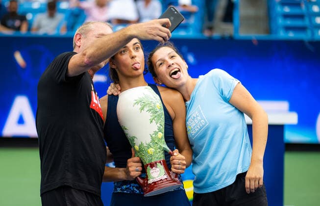 August 21, 2022, CINCINNATI, UNITED STATES: Caroline Garcia of France poses with the champions trophy after winning the final of the 2022 Western & Southern Open WTA, Tennis Damen 1000 tennis tournament against Petra Kvitova of the Czech Republic CINCINNATI UNITED STATES - ZUMAa181 20220821_zaa_a181_161 Copyright: xRobxPrangex