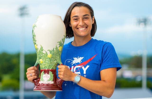 August 21, 2022, CINCINNATI, UNITED STATES: Caroline Garcia of France poses with the champions trophy winning the final of the 2022 Western & Southern Open WTA, Tennis Damen 1000 tennis tournament against Petra Kvitova of the Czech Republic CINCINNATI UNITED STATES - ZUMAa181 20220821_zaa_a181_164 Copyright: xRobxPrangex