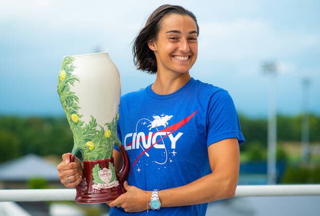 August 21, 2022, CINCINNATI, UNITED STATES: Caroline Garcia of France poses with the champions trophy winning the final of the 2022 Western & Southern Open WTA, Tennis Damen 1000 tennis tournament against Petra Kvitova of the Czech Republic CINCINNATI UNITED STATES - ZUMAa181 20220821_zaa_a181_166 Copyright: xRobxPrangex