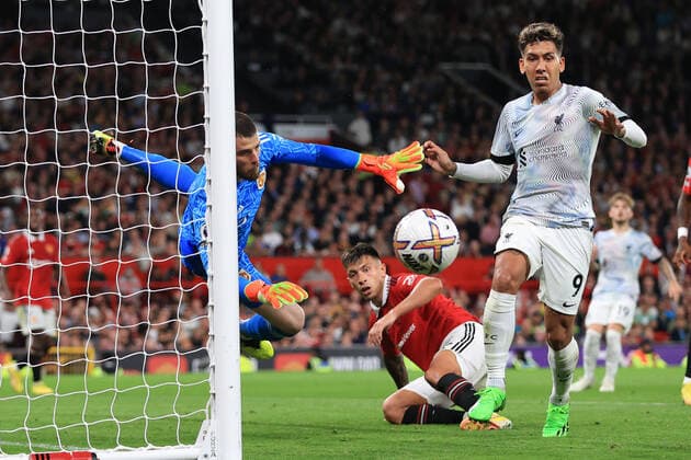 Sport Themen der Woche KW34 Sport Bilder des Tages Football - Premier League - Manchester United, ManU v Liverpool 22nd August 2022 - Premier League - Manchester United v Liverpool - David De Gea of Manchester United saves the ball from a mishit clearance from Lisandro Martinez of Manchester United - Photo: Simon Stacpoole Offside. Manchester UK *** Fußball Premier League Manchester United gegen Liverpool 22. August 2022 Premier League Manchester United gegen Liverpool David De Gea von Manchester United rettet den Ball vor einem missglückten Abschlag von Lisandro Martinez von Manchester United Foto Simon Stacpoole Abseits Manchester UK  Copyright: xSimonxStacpoolexOffside