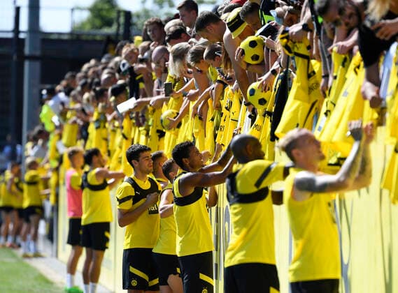 Sport Themen der Woche KW34 Sport Bilder des Tages 23.08.2022, Dortmund, Deutschland, BVB-Trainingsgelaende Hohenbuschei, BV Borussia Dortmund - Training - 23.08.2022, Spieler von Borussia Dortmund schreiben Autogramme (Foto Ralf Treese) Dortmund BVB-Trainingsgelaende Hohenbuschei Nordrhein-Westfalen Deutschland *** 23 08 2022, Dortmund, Germany, BVB training ground Hohenbuschei, BV Borussia Dortmund training 23 08 2022, Borussia Dortmund players sign autographs Photo Ralf Treese Dortmund BVB training ground Hohenbuschei North Rhine Westphalia Germany  521_BVBTRA20220823_087 Treese-521