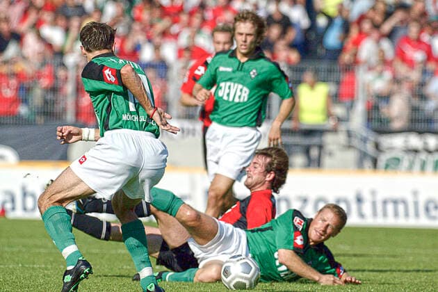 Aus 1. BL. Saison 2003 04 Hannover 96 - Borussia Mönchengladbach BMG 2:0 am 20.09.2003. Im Foto: Han96 Spieler ist Thomas Christiansen *** From 1 BL season 2003 04 Hannover 96 Borussia Mönchengladbach BMG 2 0 on 20 09 2003 In photo Han96 player is Thomas Christiansen