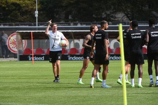 Sport Themen der Woche KW34 Sport Bilder des Tages 24.08.2022 Frankfurt am Main, Deutsche Bank Park Fussball, 1. Bundesliga, Saison 2022 2023 Eintracht Frankfurt Training Trainer Oliver Glasner (Eintracht Frankfurt) emspor, DFL regulations prohibit any use of photographs as image sequences and or quasi-video *** 24 08 2022 Frankfurt am Main, Deutsche Bank Park Football, 1 Bundesliga, season 2022 2023 Eintracht Frankfurt training coach Oliver Glasner Eintracht Frankfurt emspor, DFL regulations prohibit any use of photographs as image sequences and or quasi video