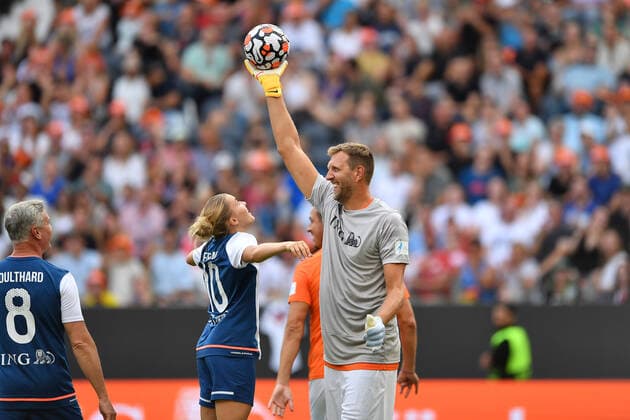 Sport Themen der Woche KW34 Sport Bilder des Tages Fußball Champions for Charity das Benefizspiel zu Ehren von Michael Schumacher am 24.08.2022 im Deutsche Bank Park in Frankfurt am Main Dirk Nowitzki, rechts - Laura Freigang, links *** Soccer Champions for Charity the charity match in honor of Michael Schumacher on 24 08 2022 at Deutsche Bank Park in Frankfurt am Main Dirk Nowitzki, right Laura Freigang, left xJKx