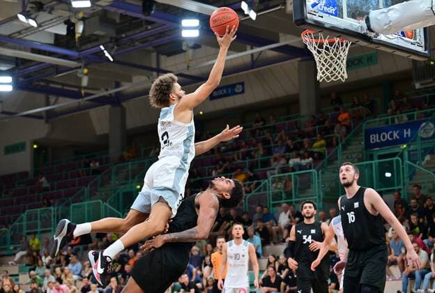 Sport Themen der Woche KW34 Sport Bilder des Tages 24.08.2022 - Basketball - Saison 2022 2023 - Testspiel Vorbereitungsspiel - medi Bayreuth - Nürnberg Falcons BC NBC - - Sheldon Eberhardt (3, Nürnberg Falcons BC NBC ) Sasha Grant (44, medi bayreuth ) *** 24 08 2022 basketball season 2022 2023 test game preparation game medi bayreuth nuremberg falcons BC NBC Sheldon Eberhardt 3, nuremberg falcons BC NBC Sasha Grant 44, medi bayreuth