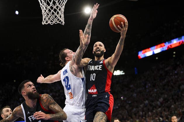 Sport Themen der Woche KW34 Sport Bilder des Tages Evan FOURNIER (Fra) vs Ondrej Balvin (Czech) BASKETBALL : France vs Republique Tcheque - Qualification coupe du Monde 2023 - 24 08 2022 JBAutissier Panoramic 