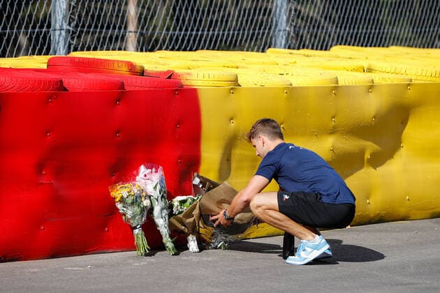 MARTINS Victor (fra), ART Grand Prix, Dallara F3, portrait bringing flowers in the Raidillon in memory of Anthoine Hubert during the 7th round of the 2022 FIA Formula 3 Championship, from August 26 to 28, 2022 on the Circuit de Spa-Francorchamps, in Francorchamps, Belgium - AUTO - FORMULA 3 2022 - BELGIUM DPPI Panoramic  00122033__V2_8436