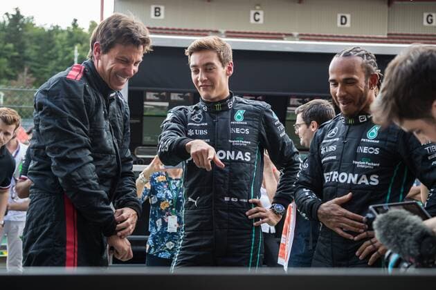 Toto Wolf (Teamchef Mercedes AMG Petronas Formula One Team), George Russel (Mercedes AMG Petronas Motorsport) und Lewis Hamilton (Mercedes AMG Petronas Motorsport), Grosser Preis von Belgien 2022, Motorsport, Formel 1, 25.08.2022 Grosser Preis von Belgien 2022, Motorsport, Formel 1, 25.08.2022 Copyright: xEibner-Pressefoto AlexanderxNeisx EP_ANS