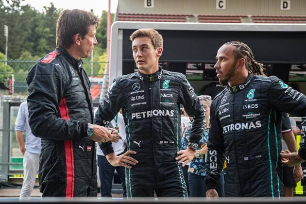 Toto Wolf (Teamchef Mercedes AMG Petronas Formula One Team), George Russel (Mercedes AMG Petronas Motorsport) und Lewis Hamilton (Mercedes AMG Petronas Motorsport), Grosser Preis von Belgien 2022, Motorsport, Formel 1, 25.08.2022 Grosser Preis von Belgien 2022, Motorsport, Formel 1, 25.08.2022 Copyright: xEibner-Pressefoto AlexanderxNeisx EP_ANS