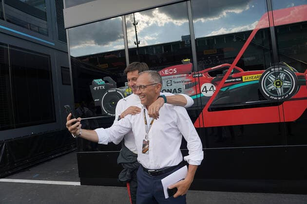 FORMULA 1 ROLEX BELGIAN GRAND PRIX 2022 25.08.2022, Circuit de Spa-Francorchamps, Spa-Franchorchamps, FORMULA 1 ROLEX BELGIAN GRAND PRIX 2022 , im Bild Teamchef und Geschäftsführer Toto Wolff (Mercedes-AMG Petronas F1 Team) im Rennoverall macht ein Selfie mit Vorstandsvorsitzender Stefano Domenicali (Liberty Media).