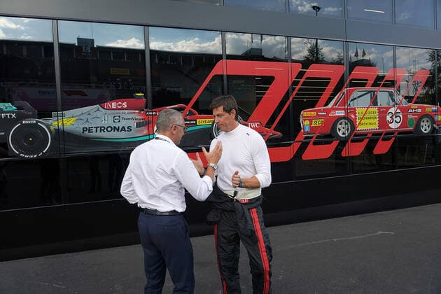 FORMULA 1 ROLEX BELGIAN GRAND PRIX 2022 25.08.2022, Circuit de Spa-Francorchamps, Spa-Franchorchamps, FORMULA 1 ROLEX BELGIAN GRAND PRIX 2022 , im Bild Teamchef und Geschäftsführer Toto Wolff (Mercedes-AMG Petronas F1 Team) im Rennoverall mit Vorstandsvorsitzender Stefano Domenicali (Liberty Media).