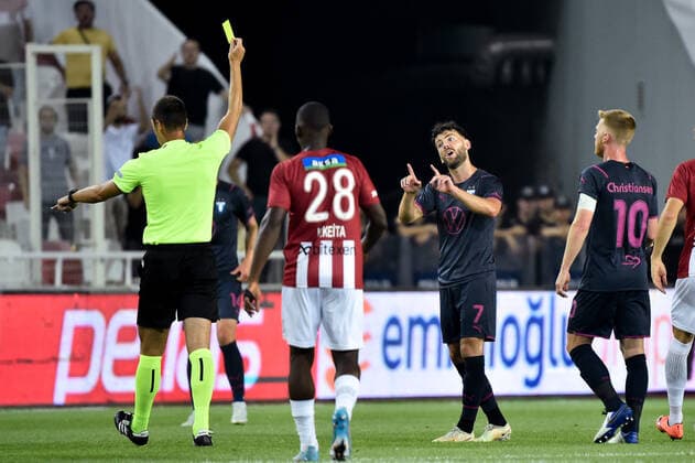 220825 Sergio Pena of Malmö FF receives a yellow card during the UEFA Europa League play-off match between Sivasspor and Malmö FF on August 25, 2022 in Sivas. Photo: Christian Örnberg BILDBYRAN COP 166 CO0221 fotboll football soccer fotball uefa europa league play-off sivasspor malmö ff bbeng depp Copyright: CHRISTIANxÖRNBERG BB220825CO027