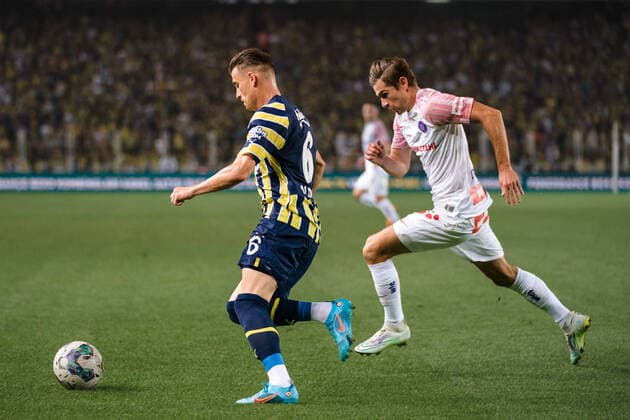 SOCCER - UEFA EL, Fenerbahce vs A.Wien ISTANBUL,TURKEY,25.AUG.22 - SOCCER - UEFA Europa League, play off, Fenerbahce Istanbul vs FK Austria Wien. Image shows Ezgjan Alioski (Fenerbahce) and Andreas Gruber (A.Wien).  GEPAxpictures xJohannesxFriedl