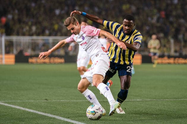 SOCCER - UEFA EL, Fenerbahce vs A.Wien ISTANBUL,TURKEY,25.AUG.22 - SOCCER - UEFA Europa League, play off, Fenerbahce Istanbul vs FK Austria Wien. Image shows Andreas Gruber (A.Wien) and Bright Osayi-Samuel (Fenerbahce).  GEPAxpictures xJohannesxFriedl