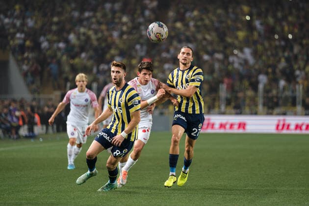 SOCCER - UEFA EL, Fenerbahce vs A.Wien ISTANBUL,TURKEY,25.AUG.22 - SOCCER - UEFA Europa League, play off, Fenerbahce Istanbul vs FK Austria Wien. Image shows Ismail Yueksek (Fenerbahce), Dominik Fitz (A.Wien) and Bright Osayi-Samuel (Fenerbahce).  GEPAxpictures xJohannesxFriedl