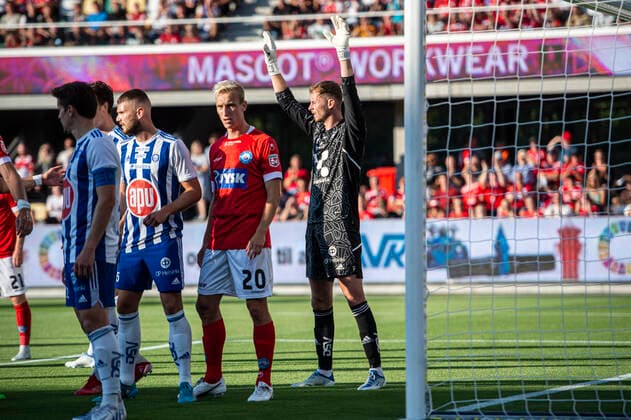 Silkeborg IF v HJK Helsinki, UEFA Europa League qualification, Silkeborg, Denmark Silkeborg, Denmark. 25th, August 2022. Tobias Salquist (20) of Silkeborg IF and goalkeeper Conor Hazard (1) of HJK Helsinki seen during the UEFA Europa League qualification match between Silkeborg IF and HJK Helsinki at JYSK Park in Silkeborg. Silkeborg Denmark  Copyright: xGonzalesxPhoto MortenxKjaerx