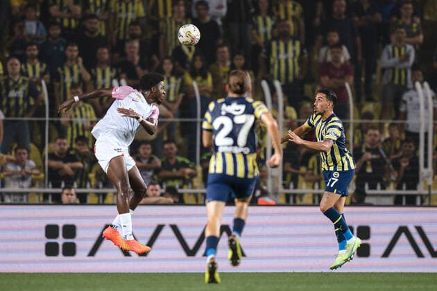 SOCCER - UEFA EL, Fenerbahce vs A.Wien ISTANBUL,TURKEY,25.AUG.22 - SOCCER - UEFA Europa League, play off, Fenerbahce Istanbul vs FK Austria Wien. Image shows Billy Dawson Koumetio (A.Wien), Miguel Crespo and Irfan Can Kahhveci (Fenerbahce).  GEPAxpictures xJohannesxFriedl