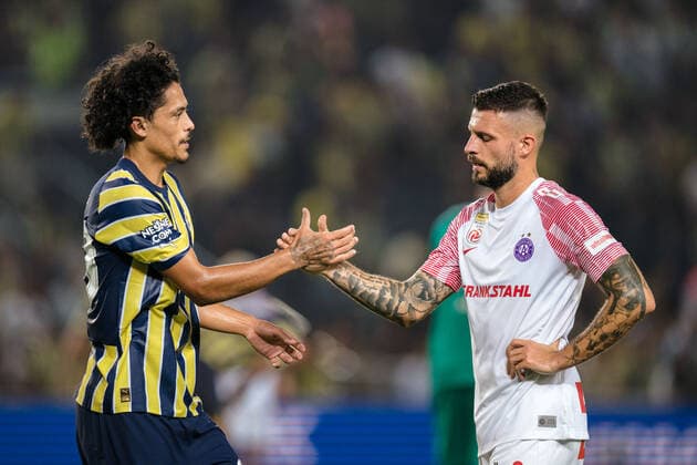 SOCCER - UEFA EL, Fenerbahce vs A.Wien ISTANBUL,TURKEY,25.AUG.22 - SOCCER - UEFA Europa League, play off, Fenerbahce Istanbul vs FK Austria Wien. Image shows Mauricio Lemos (Fenerbahce) and Marco Djuricin (A.Wien).  GEPAxpictures xJohannesxFriedl
