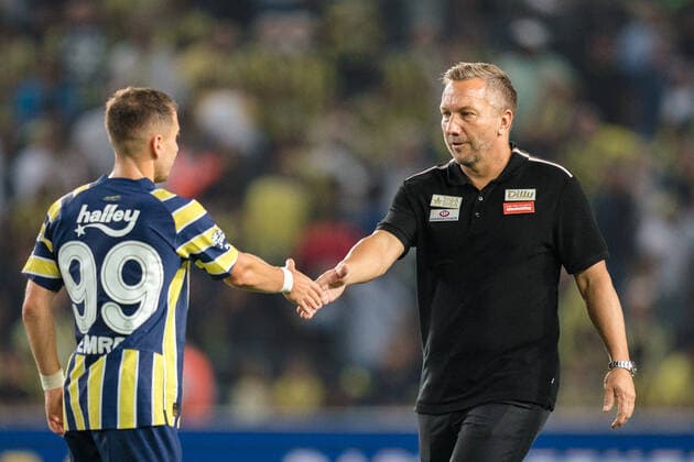 SOCCER - UEFA EL, Fenerbahce vs A.Wien ISTANBUL,TURKEY,25.AUG.22 - SOCCER - UEFA Europa League, play off, Fenerbahce Istanbul vs FK Austria Wien. Image shows Emre Mor (Fenerbahce) and head coach Manfred Schmid (A.WIen).  GEPAxpictures xJohannesxFriedl