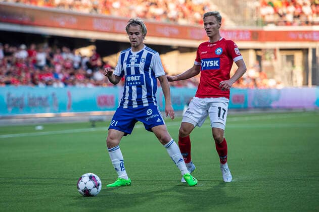 Silkeborg IF v HJK Helsinki, UEFA Europa League qualification, Silkeborg, Denmark Silkeborg, Denmark. 25th, August 2022. Santeri Vaananen (21) of HJK Helsinki and Mads Kaalund (17) of Silkeborg IF seen during the UEFA Europa League qualification match between Silkeborg IF and HJK Helsinki at JYSK Park in Silkeborg. Silkeborg Denmark  Copyright: xGonzalesxPhoto MortenxKjaerx