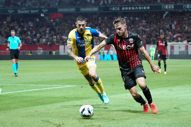 Aaron Ramsey (OGC Nice) - Nir Bitton (Maccabi Tel Aviv) FOOTBALL : OGC Nice vs Maccabi Tel Aviv - Barrage retour de confÃ rence Ligue - Nice - 25 08 2022 NorbertScanella Panoramic 