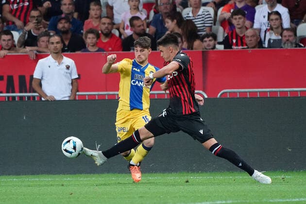 Rares Ilie (OGC Nice) - Gavriel Kanichowsky (Maccabi Tel Aviv) FOOTBALL : OGC Nice vs Maccabi Tel Aviv - Barrage retour de confÃ rence Ligue - Nice - 25 08 2022 NorbertScanella Panoramic 