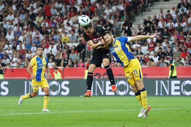 Aaron Ramsey (OGC Nice) - Sheran Yeini (Maccabi Tel Aviv) FOOTBALL : OGC Nice vs Maccabi Tel Aviv - Barrage retour de confÃ rence Ligue - Nice - 25 08 2022 NorbertScanella Panoramic 
