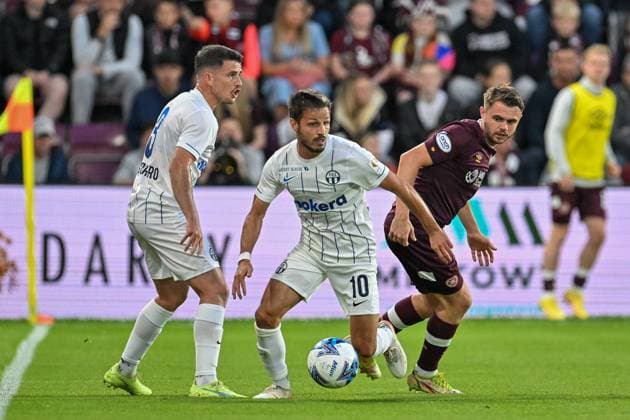 Heart of Midlothian v FC Zurich Europa League 25 08 2022. Play Off Second Leg FC Zurich Antonio Marchesano shields the ball from Hearts Alan Forrest during the Europa League match between Heart of Midlothian and FC Zurich at Tynecastle Park, Edinburgh, Scotland on 25 August 2022. Editorial use only , Copyright: xMalcolmxMackenziex PSI-15818-0004