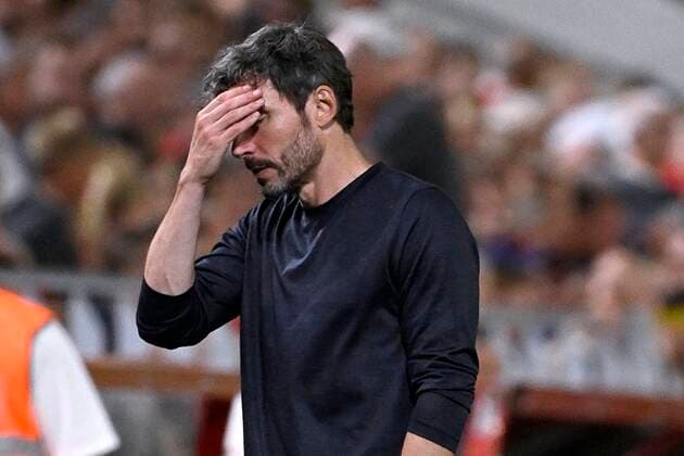Sport Themen der Woche KW34 DEURNE, BELGIUM - AUGUST 25 : Van Bommel Mark head coach of Antwerp FC looks dejected during the UEFA Conference League Play-offs, 2nd leg match between Antwerp and Basaksehir on August 25, 2022 in Deurne, Belgium, 25 08 2022 ( Antwerp v Basaksehir - UEFA Conference League PhotoNews Panoramic 