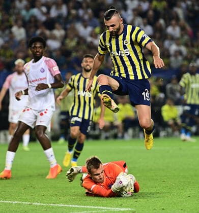 Serdar Dursun of Fenerbahce and Goalkeeper Christian Früchtl of Austria Wien during the UEFA Europa League Play-Off second leg match between Fenerbahce and Austria Wien at Ulker Stadium in Istanbul, Turkey on August 25, 2022. ( Photo by Seskimphoto ) Fenerbahce v Austria Wien - UEFA Europa League - Play-off second leg match 