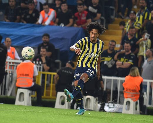 Mauricio Lemos of Fenerbahce controls the ball during the UEFA Europa League Play-Off second leg match between Fenerbahce and Austria Wien at Ulker Stadium in Istanbul, Turkey on August 25, 2022. ( Photo by Seskimphoto ) Fenerbahce v Austria Wien - UEFA Europa League - Play-off second leg match 