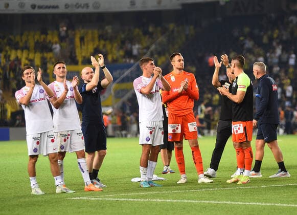 Players of Austria Wien wave to their fans after the UEFA Europa League Play-Off second leg match between Fenerbahce and Austria Wien at Ulker Stadium in Istanbul, Turkey on August 25, 2022. ( Photo by Seskimphoto ) Fenerbahce v Austria Wien - UEFA Europa League - Play-off second leg match 