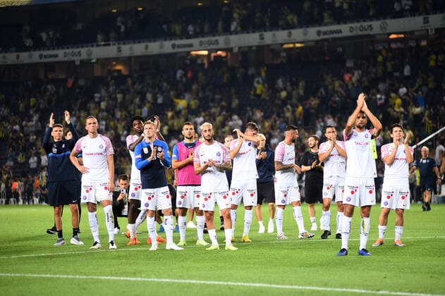 Players of Austria Wien wave to their fans after the UEFA Europa League Play-Off second leg match between Fenerbahce and Austria Wien at Ulker Stadium in Istanbul, Turkey on August 25, 2022. ( Photo by Seskimphoto ) Fenerbahce v Austria Wien - UEFA Europa League - Play-off second leg match 