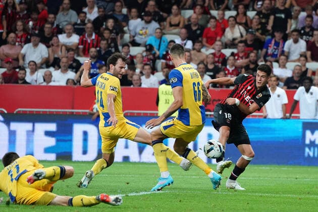 Rares Ilie (OGC Nice) - Joris Van Overeem (Maccabi Tel Aviv) - Nir Bitton (Maccabi Tel Aviv) FOOTBALL : OGC Nice vs Maccabi Tel Aviv - Barrage retour de confÃ rence Ligue - Nice - 25 08 2022 NorbertScanella Panoramic 