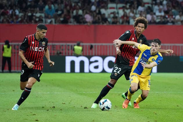 Calvin Stengs (OGC Nice) - Youcef Atal (OGC Nice) - Gavriel Kanichowsky (Maccabi Tel Aviv) FOOTBALL : OGC Nice vs Maccabi Tel Aviv - Barrage retour de confÃ rence Ligue - Nice - 25 08 2022 NorbertScanella Panoramic 