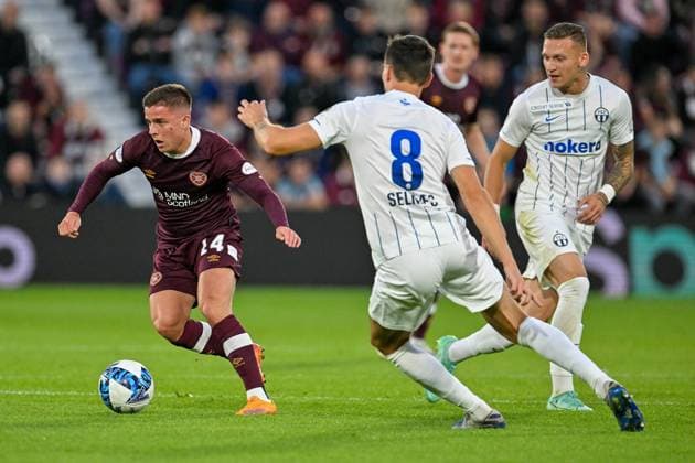 Heart of Midlothian v FC Zurich Europa League 25 08 2022. Play Off Second Leg Hearts Cammy Devlin runs at FC Zurich Ole Selnaes during the Europa League match between Heart of Midlothian and FC Zurich at Tynecastle Park, Edinburgh, Scotland on 25 August 2022. Editorial use only , Copyright: xMalcolmxMackenziex PSI-15818-0067