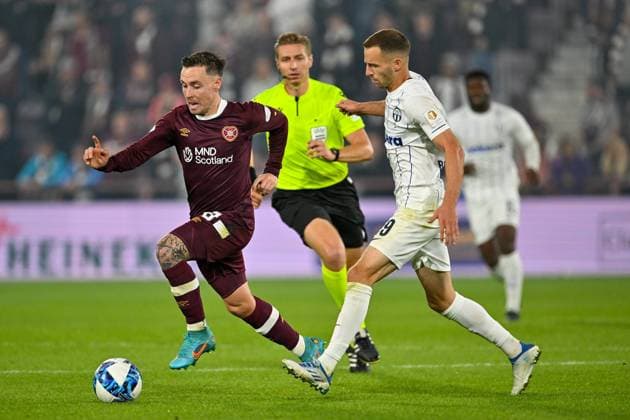 Heart of Midlothian v FC Zurich Europa League 25 08 2022. Play Off Second Leg Hearts Barrie McKay runs past FC Zurich Nikola Boranijasevic during the Europa League match between Heart of Midlothian and FC Zurich at Tynecastle Park, Edinburgh, Scotland on 25 August 2022. Editorial use only , Copyright: xMalcolmxMackenziex PSI-15818-0104
