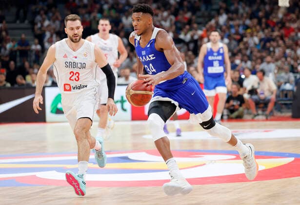 Sport Themen der Woche KW34 Sport Bilder des Tages (220826) -- BELGRADE, Aug. 26, 2022 -- Greece s Giannis Antetokounmpo (R) dribbles past Serbia s Marko Guduric during the FIBA Basketball World Cup 2023 European qualifiers match between Serbia and Greece in Belgrade, Serbia on Aug. 25, 2022. (Photo by Xinhua) (SP)SERBIA-BELGRADE-BASKETBALL-FIBA WORLD CUP-QUALIFIERS-SRB VS GRE PredragxMilosavljevic 