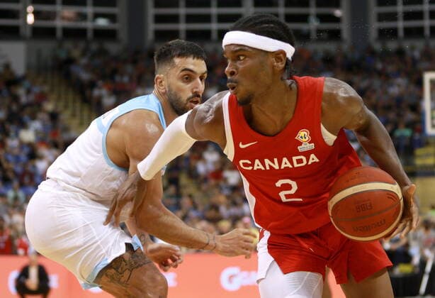 August 25, 2022, VICTORIA, BC, CAN: Canada s Shai Gilgeous-Alexander moves around Argentina s Facundo Campazzo during 2nd half action of the FIBA Basketball World Cup 2023 Americas Qualifiers in Victoria, B.C., on Thursday, August 25, 2022. Shai Gilgeous-Alexander,Facundo Campazzo  - ZUMAc35_ 20220825_zaf_c35_208 Copyright: xChadxHipolitox