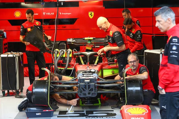 Scuderia Ferrari Mechanicals at work during FORMULA 1 ROLEX BELGIAN GRAND PRIX 2022 FREE PRACTICE, Formula 1 Championship in Francorchamps - SPA, Belgium, August 26 2022  Copyright: xAlessioxDexMarcox xipa-agency.nex xLivexMediax 0