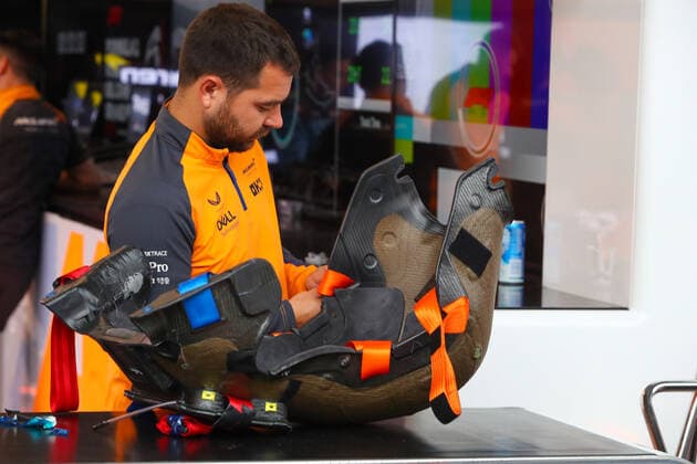 McLaren F1 Team mechanicals at work on the Daniel Ricciardo (AUS) McLaren MCL36 seat during FORMULA 1 ROLEX BELGIAN GRAND PRIX 2022 FREE PRACTICE, Formula 1 Championship in Francorchamps - SPA, Belgium, August 26 2022  Copyright: xAlessioxDexMarcox xipa-agency.nex xLivexMediax 0