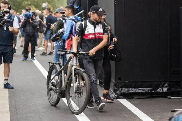 Valtteri Bottas (Alfa Romea F1 Team) kommt mit dem Fahrrad, Grosser Preis von Belgien 2022, Motorsport, Formel 1, 26.08.2022 Grosser Preis von Belgien 2022, Motorsport, Formel 1, 26.08.2022 Spa Franchorchamps Copyright: xEibner-Pressefoto AlexanderxNeisx EP_ANS