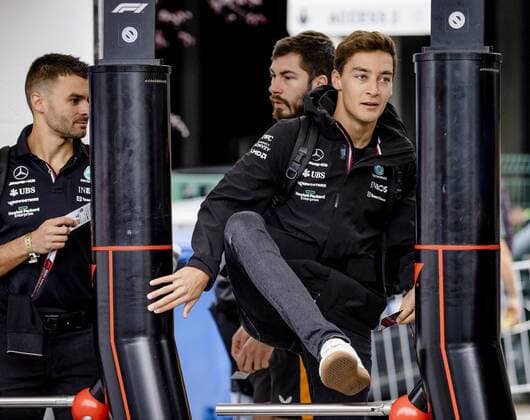 SPA - George Russell (Mercedes) sounds over a fence leading up to the 1st practice session ahead of the F1 Grand Prix of Belgium at the Circuit of Spa-Francorchamps on August 26, 2022 in SPA, Belgium. ANP SEM VAN DER WAL F1 Grand Prix of Belgium, Practice 1 2022 xVIxANPxSportx xxANPxIVx