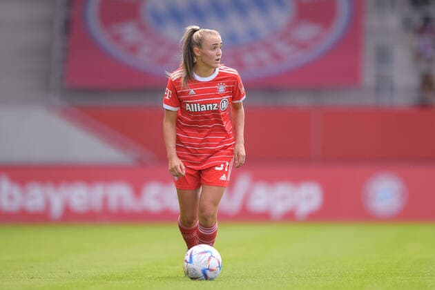 Fußball, Vorbereitung, 26.08.2022, FC Bayern München - Atletico Madrid. Im Bild Georgia STANWAY (FC Bayern München, 31) Dribbling Ball. München FC Bayern Campus Bayern Deutschland Copyright: Passion2Press MarkusxFischerx