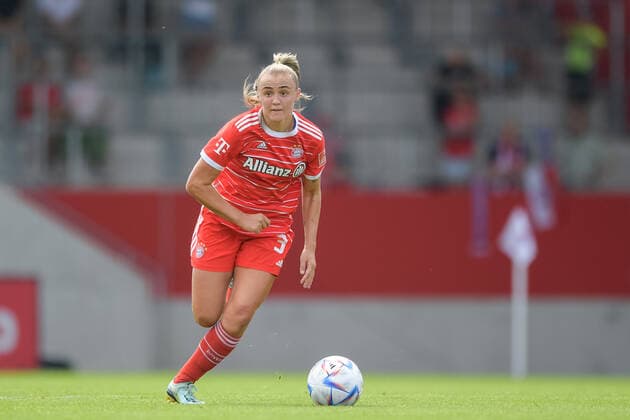 Fußball, Vorbereitung, 26.08.2022, FC Bayern München - Atletico Madrid. Im Bild Georgia STANWAY (FC Bayern München, 31) Dribbling Ball. München FC Bayern Campus Bayern Deutschland Copyright: Passion2Press MarkusxFischerx