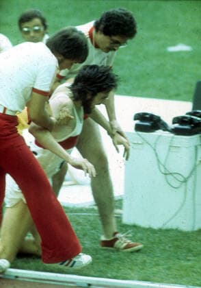 Olympiade Montreal 30.07.1976 5000m Lauf der Männer Klaus - Peter Hildenbrand erschöpft im Ziel wird Dritter und gewinnt Bronze *** Olympics Montreal 30 07 1976 5000m run of the men Klaus Peter Hildenbrand exhausted in the finish becomes third and wins bronze HM
