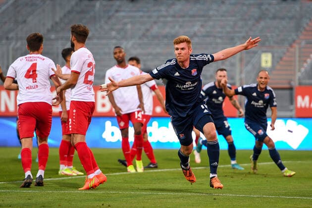 Sport Themen der Woche KW34 Sport Bilder des Tages Mathias Fetsch (Unterhaching, 11) mit Torjubel, Jubel, Torjubel, Torerfolg, celebrate the goal, goal, celebration, Jubel ueber das Tor zum 0:1, optimistisch, Action, Aktion, Würzburger Spieler enttäuscht schauend, Enttäuschung, Frustration, disappointed, pessimistisch, 26.08.2022, Würzburg (Deutschland), Fussball, Regionalliga Bayern, FC Würzburger Kickers - SpVgg Unterhaching *** Mathias Fetsch Unterhaching, 11 with goal celebration, cheering, celebrating the goal, goal, celebration, cheering about the goal to 0 1, optimistic, action, action, Würzburg player looking disappointed, disappointment, frustration, disappointed, pessimistic, 26 08 2022, Würzburg Germany , Football, Regionalliga Bayern, FC Würzburger Kickers SpVgg Unterhaching xslx
