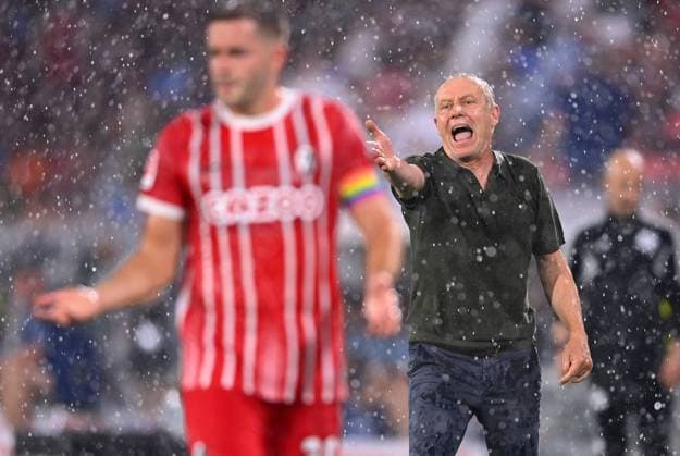 Bilder des Jahres 2022, Sport 08 August Sport Themen der Woche KW34 Sport Bilder des Tages Fussball 1. Bundesliga Saison 2022 2023 3. Spieltag SC Freiburg - VfL Bochum 26.08.2022 Trainer Christian Streich (re, SC Freiburg) im Regen *** Football 1 Bundesliga season 2022 2023 3 matchday SC Freiburg VfL Bochum 26 08 2022 coach Christian Streich re, SC Freiburg in the rain
