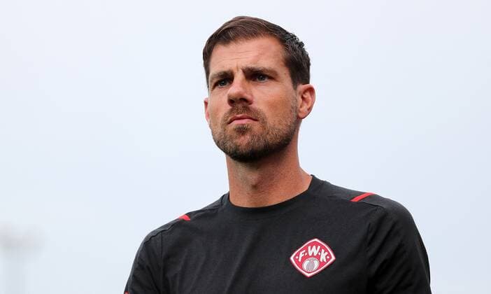 v.li.: Trainer Marco Wildersinn (FC Würzburger Kickers), Einzelbild, 26.08.2022, Würzburg (Deutschland), Fussball, Regionalliga Bayern, FC Würzburger Kickers - SpVgg Unterhaching, DFB DFL REGULATIONS PROHIBIT ANY USE OF PHOTOGRAPHS AS IMAGE SEQUENCES AND OR QUASI-VIDEO.